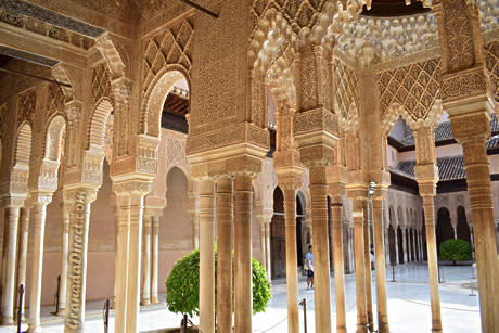 muchas bonitas columnas en el palacio de los leones en la alhambra