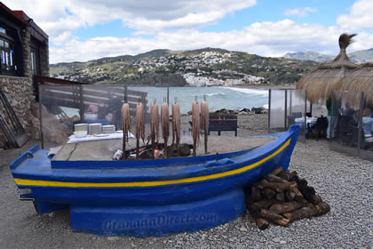 pulpos asados en un barco en la playa de la costa tropical