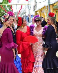 4 mujeres vestidos de flamenco en granada