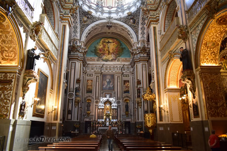 interior pasillo central de la iglesia de san anton en granada