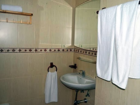 una ducha moderna del hostel